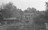 Bildet er tatt fra Hovsveien mot Vammaveien i oktober 1975. Den lyse trebygningen midt p bildet er Vammaveien nr. 7. Murbygningen til venste er nr. 5 som huset sportsforretningen til Frosterud og fiskeforretningen til Brevig.<br><br>