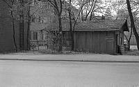 Fra Skolegata april 1972.<br>Dette huset lå mellom bygget til Askim Sparebank og fotograf Mannsruds gård. Her har det vært barbersalong og blikkenslagerverksted. De som drev her sist var blikkenslagerne Johansen og Karlsen.