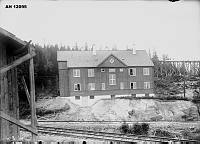Fra utbyggingen av Solbergfoss Kraftstasjon.<br>Vi ser administrasjonsbygningen 6. august 1919.