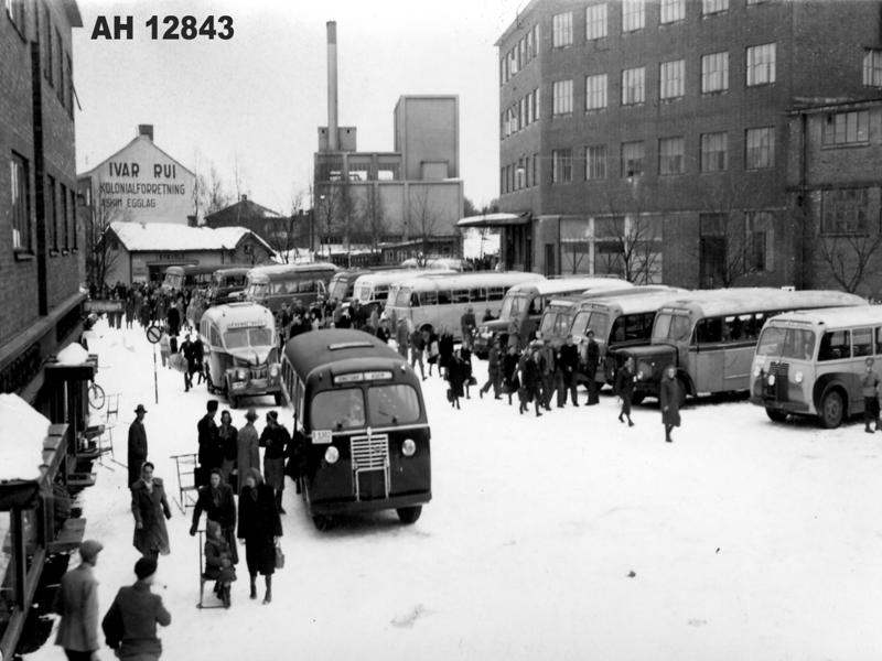 Trafikk på torget i fabrikkens storhetstid