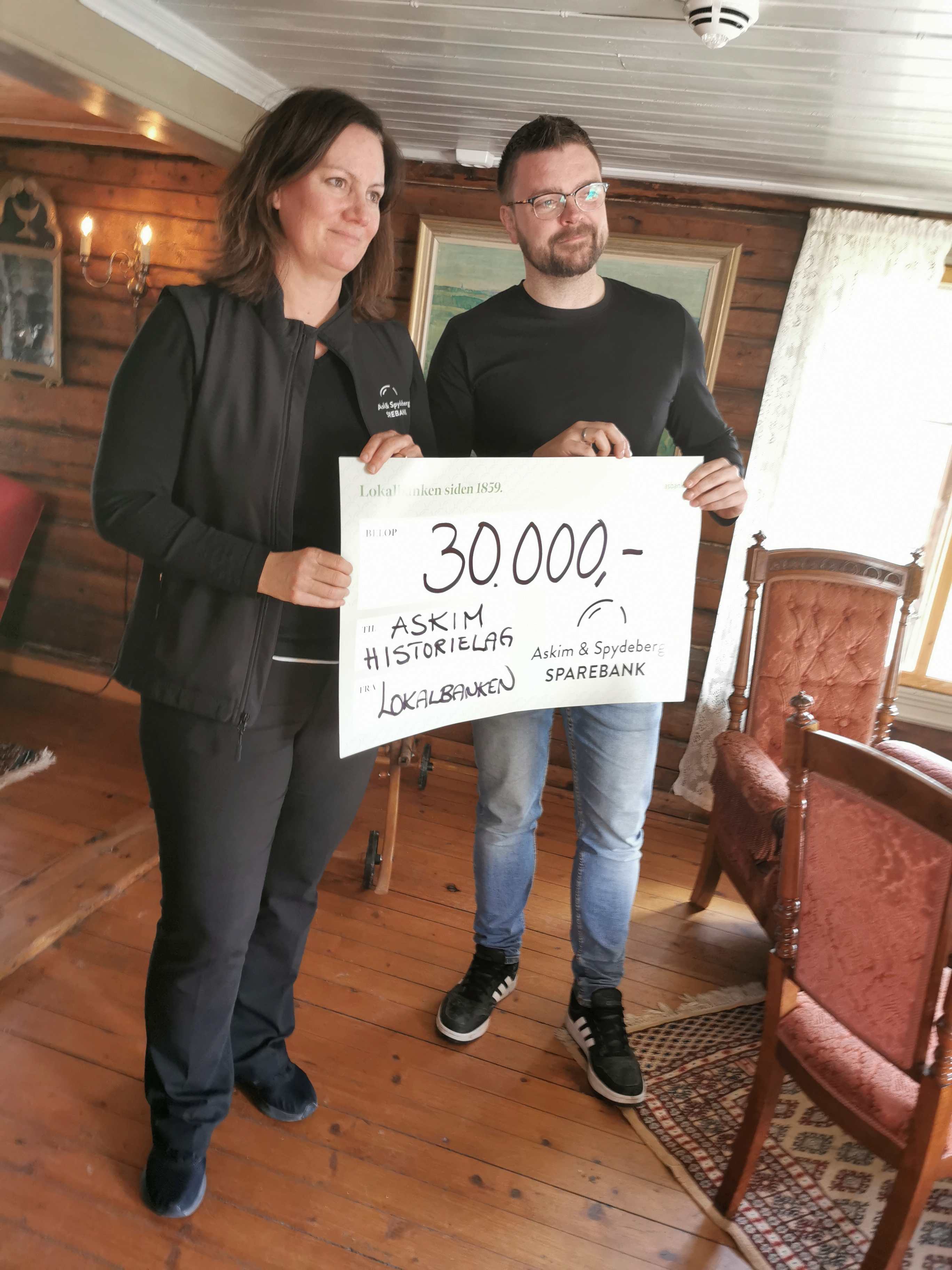 Knut Erik Gaustad mottar sjekken fra Sparebanken